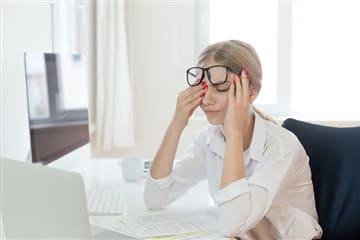 zmęczona kobieta przed komputerem